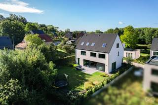 <p>In de residentiële verkaveling <strong>Adelahof</strong> in Bierbeek prijkt deze luxueuze BEN-villa, gerealiseerd in 2023 door <strong>Kwadraat</strong>. Het ontwerp combineert een strak en tijdloos lijnenspel met hedendaags wooncomfort en duurzame technieken. Zo beschikt de woning over een <strong>geothermische warmtepomp met vloerverwarming</strong>, passieve koeling, <strong>zonnepanelen</strong> en hoogrendementsbeglazing.<br /><br />Het gelijkvloers verwelkomt je met een bijzonder <strong>lichtrijke leefruimte en een open keuken</strong>, afgewerkt met hoogwaardige materialen. Aansluitend bevindt zich een royale polyvalente ruimte van 45 m², ideaal als kantoor, hobbyruimte, studio of speelkamer. Verder zijn er op dit niveau ook een praktische wasplaats, gastentoilet, berging en inpandige garage voorzien.<br /><br />Op de eerste verdieping wachten <strong>vier volwaardige slaapkamers</strong>. De master suite beschikt over een <strong>eigen dressing en badkamer</strong>, terwijl de overige kamers gebruik kunnen maken van een tweede badkamer en afzonderlijk toilet. Een technische ruimte vervolledigt deze verdieping.<br /><br />De afgewerkte zolderverdieping biedt bijkomende troeven: <strong>een ruime slaapkamer met eigen badkamer</strong> én nog een <strong>multifunctionele kamer van 45 m²</strong> die je volledig naar wens kan inrichten.<br /><br />Deze villa ligt uiterst rustig in een <strong>doodlopende straat</strong>, op wandelafstand van het centrum van Bierbeek en in de nabijheid van het Meerdaalwoud. Leuven bereik je in slechts 10 minuten, terwijl ook Brussel vlot toegankelijk is.<br /><br />Een eigentijdse villa met <strong>uitzonderlijk wooncomfort, duurzame technieken en een sublieme ligging</strong> – een unieke kans voor wie op zoek is naar klassevol en toekomstgericht wonen.<br /><br /><br />AANKOOP ONDER BTW-STELSEL (21%)</p>