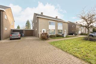 INDELINGGELIJKVLOERSInkomhal met trap naar de verdieping. Toiletruimte. Woonkamer. Keuken voorzien van de volgende toestellen nl. spoeltafel,...