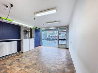 Dit handelspand is verspreid over een gelijkvloers en twee verdiepingen, en geniet een commerciële ligging aan de Markt van Lokeren. Deze ligging...