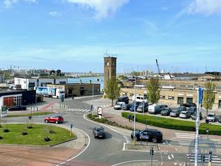 Prachtig gelegen duplex-appartement aan de Kaai in Nieuwpoort. Dit gezellig ingericht en ruim appartement wordt volledig gemeubeld verkocht. Op de 3e verdieping is een ruime woonkamer, met salon en eethoek. Terras met zicht op de havengeul en de Kaai, een open ingerichte keuken met eethoek en zonnig terras achteraan. Gerieflijke berging en gastentoilet. Boven is een ruime slaapkamer met maatwerkkasten en met een aansluitende badkamer. Kelderberging (15m²) inbegrepen en parkeerplaats in het gebouw mogelijk mee aan te kopen (35.000€). Ideale ligging vlakbij winkels en restaurants en openbaar vervoer.