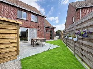 Instapklare halfopen woning, grondig gerenoveerd in 2021, gelegen op een vlot bereikbare locatie. Bij het betreden van de woning komt u in de inkomhal met gastentoilet. De lichtrijke leefruimte biedt voldoende plaats voor een gezellige zit- en eethoek en sluit naadloos aan op de open, volledig geïnstalleerde keuken. Aansluitend bevindt zich een praktische bijkeuken die extra bergruimte en comfort biedt.<br /><br />Via de keuken bereikt u, langs een sasruimte, de onderhoudsvriendelijke tuin met handige tuinberging – ideaal om volop te genieten van het buitenleven zonder veel onderhoud. Voor de woning is er bovendien parkeergelegenheid voor twee wagens.<br /><br />Op de eerste verdieping bevinden zich drie volwaardige slaapkamers, een aparte wasplaats en een verzorgde badkamer uitgerust met een douche, dubbele lavabo en toilet. Via een zolderluik bereikt u de zolder, die extra opslagruimte biedt en potentieel heeft voor verdere inrichting.<br /><br />Een ideale gezinswoning voor wie op zoek is naar comfort, ruimte en een instapklare afwerking.<br /><br />Extra troeven<br /><br />
<ul>
<li>energiezuinig</li>
<li>volledig gerenoveerd in 2021</li>
<li>nabij belangrijke invalswegen, winkels, scholen</li>
<li>instapklaar</li>
</ul>
<br />Deze woning is te koop ZONDER makelaar via het concept van Smart Houses. Wenst u verdere inlichtingen of een bezoek? Contacteer rechtstreeks de eigenaar via 0499/21.16.24