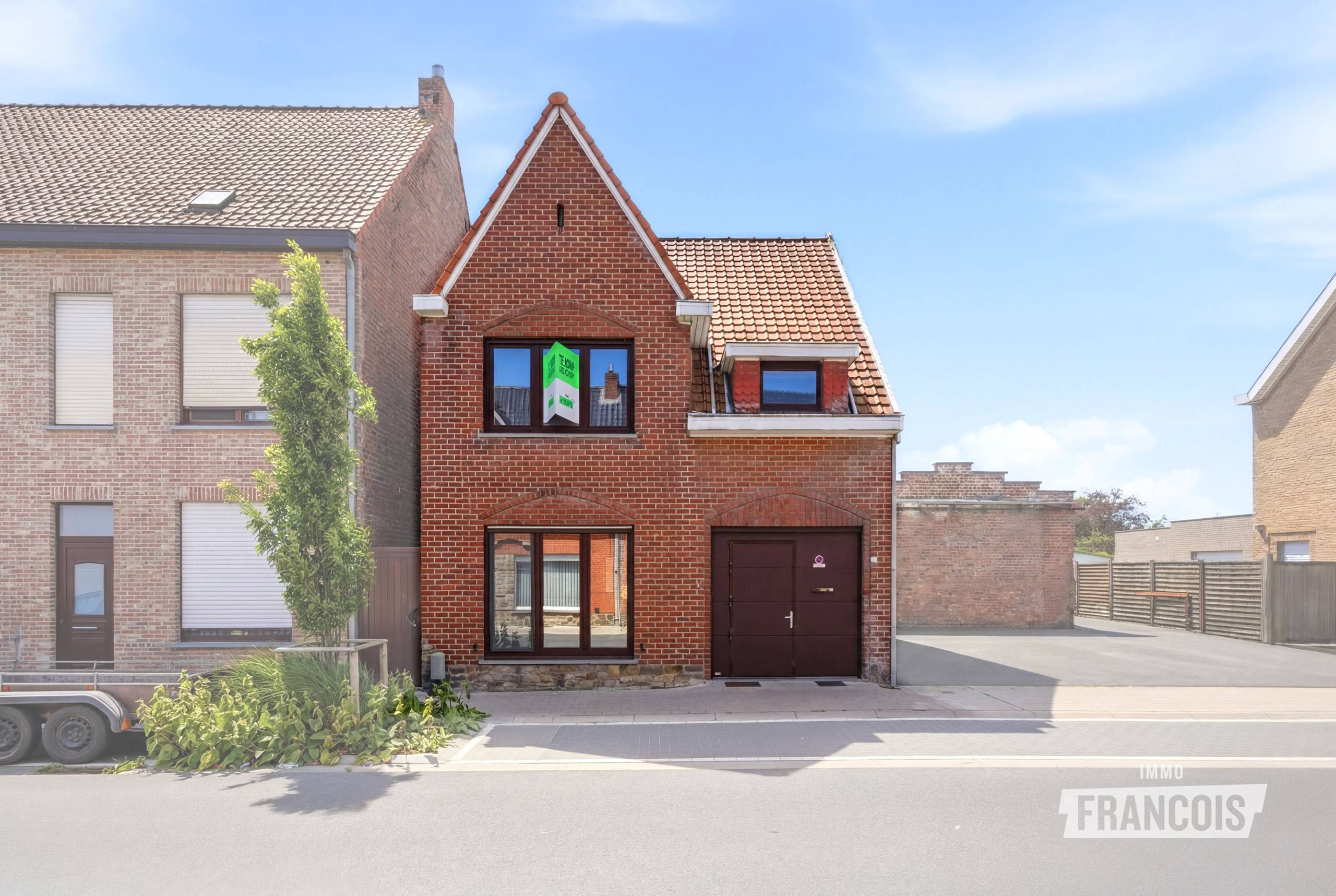 Halfopen woning met mogelijkheden te koop in centrum Poperinge! - foto 1