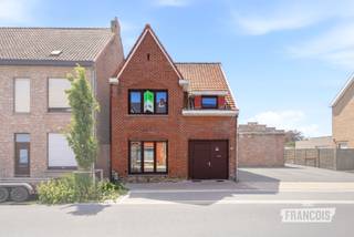 Op zoek naar een woning te koop in het centrum van Poperinge? Deze halfopen woning in de Professor Dewulfstraat combineert een centrale ligging met een ruime bewoonbare oppervlakte en tal van mogelijkheden om er een warme gezinswoning van te maken.<br /><br />Met 122 m² bewoonbare oppervlakte beschikt deze woonst over een lichtrijke leefruimte, een functionele keuken, drie volwaardige slaapkamers en een badkamer. De zolder biedt bovendien de mogelijkheid om een vierde slaapkamer of extra hobbyruimte te creëren. Achteraan geniet je van een uitgestrekte tuin waar je in alle rust kan ontspannen. De garage met sectionale poort zorgt voor extra comfort en praktische bergruimte. Dankzij de aanwezige dakisolatie vormt deze woning een interessante keuze voor wie op zoek is naar een instapklare eigendom met potentieel in Poperinge, nabij winkels, scholen en andere voorzieningen.<br /><br />De indeling gaat als volgt:<br /><br />Gelijkvloers: garage - leefruimte - keuken - veranda - wasberging - WC - berging - traphal - badkamer<br /><br />1ste verdieping: nachthal - 3 slaapkamers - berging<br /><br />Zolderverdieping (toegankelijk via vaste trap)<br /><br />Benieuwd naar deze woning te koop in Poperinge? Vraag vandaag nog je bezoek aan via Immo Francois. Onze vastgoedexperten begeleiden je graag bij elke stap in Poperinge, Vleteren, Heuvelland en Mesen.<br /><br />Denk je eraan om je woning in Poperinge te verkopen? Neem vrijblijvend contact op met Aline van Immo Francois in Poperinge voor een gratis schatting via aline@immofrancois.be.<br /><br />