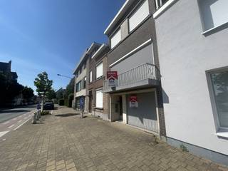 <strong>Ruime woning met uitweg en grote garage.<br /><br />Indeling</strong><br />gelijkvloers: inkomhal, ruime garage(3 auto's na elkaar), bergruime<br />eerste verdiep: leefruimte, eetplaats, keuken en veranda<br />tweede verdiep: 3 slaapkamers, badkamer en ruime zolder(2 slaapkamers mogelijk)<br /><br /><strong>Troeven:</strong>
<ul><li>uitweg achteraan</li><li>zeer ruime garage</li><li>zolder met uitbereidingsmogelijkheid</li><li>epc D</li><li>veranda met zonnewering</li><li>videofoon</li></ul>