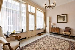 Ontdek deze karaktervolle woning op een topligging in de Nieuwstraat 4 te Torhout. Hier woont u pal in het centrum, met winkels, scholen, horeca en openbaar vervoer op wandelafstand én een vlotte bereikbaarheid. Er is geen renovatieplicht wegens dat deze eigendom opgenomen is op de inventaris onroerend erfgoed.<br /><br />Bij het betreden van de woning komt u in een ruime inkomhal die voorheen dienst deed als handelsruimte, ideaal voor wie wonen en werken wil combineren of nood heeft aan extra polyvalente ruimte. Aansluitend bevindt zich de leefruimte met keuken, die u volledig naar eigen smaak en stijl kan inrichten. Het gelijkvloers wordt verder aangevuld met een gezellige veranda, een gastentoilet en een praktische wasplaats.<br /><br />Op de eerste verdieping vindt u drie volwaardige slaapkamers en een badkamer met zitbad. Via een vaste trap bereikt u de zolderverdieping, waar zich een vierde slaapkamer en extra bergruimte bevinden — perfect voor een groot gezin of hobbyruimte.<br /><br />Ook buiten heeft deze woning troeven: een aangename buitenruimte die zich uitstekend leent tot het creëren van een knus stadstuintje of een gezellig terras, midden in het centrum.<br /><br />Warm geworden van deze karaktervolle eigendom? Contacteer ons vandaag nog voor meer informatie of een bezoek!<br /><br />De vermelde prijs is een richtprijs; elk bod wordt voorgelegd aan de eigenaar, die het recht heeft dit te aanvaarden of te weigeren.<br />Neem voorsprong met een vrijblijvende schatting via: www.residentievastgoed.be/gratisonlineschatten