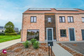 <p><span>Bijna-nieuwbouwwoning met topafwerking in Schriek – aankoop onder registratierechten</span></p><p><span> </span></p><p><span>Stap binnen in deze zeer recente woning en ervaar het comfort van nieuwbouw zonder de lange wachttijden of hoge BTW-kosten. Dankzij de mogelijkheid tot aankoop onder registratierechten (2% bij enige woning) geniet je van een zeldzame financiële troef!</span></p><p><span> </span></p><p><span>Met een bewoonbare oppervlakte van 190 m² biedt deze woning alle ruimte die je nodig hebt. De lichtrijke leefruimte, open keuken en hoogwaardige afwerking zorgen voor een instant thuisgevoel. De vloerverwarming en ventilatiesysteem D zorgt het hele jaar door voor een aangenaam en gezond binnenklimaat. Met 12 zonnepanelen is dit huis niet alleen energiezuinig (E-peil E9), maar ook helemaal voorbereid op de toekomst.</span></p><p><span> </span></p><p><span>Er zijn drie ruime slaapkamers en een prachtige badkamer met ligbad, inloopdouche en dubbele wastafel – perfect voor gezinnen of wie graag wat extra comfort wenst. De ruime zolder biedt bovendien de mogelijkheid tot het inrichten van een extra slaapkamer, bureau of hobbyruimte .</span></p><p><span> </span></p><p><span>Tot in de details verfijnd met kwaliteitsvolle afwerking en een stijlvolle uitstraling – deze instapklare woning is volledig klaar om jouw thuis te worden. Verhuizen kan haast niet eenvoudiger. Kinderen vinden hier een veilige omgeving om op te groeien, terwijl jij volop geniet van de rust en sereniteit rondom. Een onderhoudsvriendelijke tuin en lange, ontspannen avonden op het terras in het zachte licht van de ondergaande zon maken het plaatje compleet.</span></p><p><span> </span></p><p><span>Een unieke kans voor wie droomt van comfortabel, stijlvol en zorgeloos wonen in een kindvriendelijke buurt – laat je hart spreken en plan vandaag nog je bezoek.</span></p><p><span> </span></p><p><span>015 20 36 00 - info@domoxim.be</span></p><p><span> </span></p><p><span>domoXim. Waar dromen thuis komen!</span></p><p><span> </span></p><p><span>Ook de waarde van je </span><span>eigen </span><span>woning kennen? Wij geven je graag advies.</span></p>