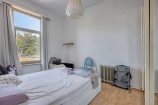 <h3><span>In het hart van 't Zuid: te renoveren opbrengsteigendom met 3 appartementen, atelier en 4 autostaanplaatsen.</span></h3><h3><span> </span></h3><p><span>Op een centrale locatie in Antwerpen bevindt zich deze veelzijdige opbrengsteigendom, bestaande uit 3 appartementen, een ruim achterliggend atelier, 4 autostaanplaatsen en bijkomende ruimte voor het stallen van fietsen.</span></p><p><span>Het gebouw combineert residentiële verhuur met een interessante atelier-/opslagruimte en parkeermogelijkheden, wat het geheel bijzonder aantrekkelijk maakt als investering.</span></p><p><span> </span></p><p><span>Indeling:</span></p><p><span>Het gebouw omvat 3 afzonderlijke appartementen, verdeeld over de verschillende verdiepingen. De woonentiteiten beschikken over een leefruimte, keuken, badkamer en slaapruimte(s).</span></p><p><span>Op het gelijkvloers bevindt zich de doorgang naar het achterliggende gedeelte van het perceel. Hier bevinden zich 4 autostaanplaatsen, evenals voldoende ruimte voor het veilig stallen van meerdere fietsen.</span></p><p><span>Achteraan bevindt zich een ruim atelier met een open karakter, dat tal van mogelijkheden biedt als atelier, werk- of opslagruimte. </span></p><p><span> </span></p><p><span>Bijzonderheden:</span></p><p><span>* Opbrengsteigendom met 3 appartementen</span></p><p><span>* Ruim achterliggend atelier </span></p><p><span>* 4 autostaanplaatsen </span></p><p><span>* Ruimte voor meerdere fietsen </span></p><p><span>* Centrale ligging in Antwerpen </span></p><p><span>* Interessant investerings- en optimalisatiepotentieel </span></p><p><span>* Verschillende functies binnen één eigendom </span></p><p><span>* Kelder</span></p><p><span> </span></p><p><span>De eigendom beschikt over een karaktervolle voorgevel en is gelegen in de Welvaartstraat</span><span> op wandelafstand van het KMSKA, de bruisende Marnixplaats met haar gezellige cafés en restaurants en het vernieuwde Zuidpark. Bovendien geniet u hier van een uitstekende bereikbaarheid.</span><span> </span></p><p><span>Een interessante opportuniteit voor investeerders die op zoek zijn naar een opbrengsteigendom met verschillende verhuurbare entiteiten, atelier én parkeergelegenheid op een centrale locatie in Antwerpen.</span></p><p><span> </span></p><p><span> </span></p>