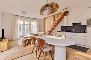 <p><span>JOURNÉE PORTES OUVERTES : samedi 24 octobre. Cet appartement meublé peut être visité sans engagement le samedi 24 octobre entre 11 h 00 et 12 h 00. Vous êtes les bienvenus ! Au cœur du centre historique de Louvain se trouve le luxueux projet Vesalius, situé à proximité immédiate des commerces et des restaurants animés, et à quelques minutes à pied de la gare. Nous sommes ravis de vous proposer à la location cet appartement en duplex récemment meublé, livré en 2016, d'une surface habitable nette de pas moins de 89 m². Cet appartement économe en énergie, situé au deuxième et dernier étage, comprend un vaste hall d'entrée avec des toilettes pour invités, un majestueux salon avec une cuisine ouverte entièrement équipée, un couloir avec des placards sur mesure, une chambre spacieuse, également dotée de placards sur mesure, et une salle de bains avec baignoire, douche, WC et double lavabo. Il dispose également d’un débarras pratique. L’appartement offre en outre un grand débarras en sous-sol et un local à vélos privé. Il est également possible de louer une place de parking souterraine dans l’immeuble pour €100 par mois. En résumé, cet appartement mérite vraiment votre attention. Charges mensuelles fixes : €125,00. Disponible à partir du 15/01/2027.</span></p>