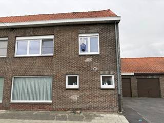 Stevige woning te koop met betonstructuur in Kuurne, waarvan het eerste verdiep al volledig gerenoveerd is. <br /><br />Bij het binnengaan van de woning kom je in de ruime leefruimte met zicht op de tuin. Hier is een gaskachel aanwezig als hoofdverwarming. Aansluitend heb je de keuken en een deur naar de garage. Er is een apart gastentoilet en een wasberging. <br /><br />Op het 1ste verdiep zijn er 3 slaapkamers en een badkamer met douche, lavabo en toilet aanwezig. Er is nog een geïsoleerde zolder.<br /><br />Ruime zuid-georiënteerde tuin. Er is een oprit naast de woning waar er zeker 2 auto's achter elkaar kunnen en een aparte garage. <br /><br />PLUSPUNTEN:<br />+ 1ste verdiep is gerenoveerd<br />+ rustige ligging, centrum Kuurne