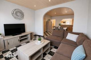 Op zoek naar een ruime woning waar u zonder zorgen kunt intrekken?<br />Deze verzorgde gezinswoning in Rekkem combineert ruimte, comfort en een gunstige ligging.<br />Via de inkomhal bereikt u de lichtrijke leefruimte die aansluit op de ruime keuken met gezellige eetplaats. Achteraan geniet u van een aangename veranda met uitzicht op de tuin.<br />Met drie volwaardige slaapkamers, een praktische kelder en een onderhoudsvriendelijke tuin met terras en tuinhuis beschikt deze woning over alle troeven voor een gezin of starters die op zoek zijn naar extra ruimte. <br />Kortom: een ruime, instapklare woning met veel ruimte, opbergmogelijkheden, potentieel en comfort!<br /><br />Bovendien geniet u van:<br />✓ Geen renovatieplicht (EPC D)<br />✓ Gratis parkeermogelijkheden voor de deur<br />✓ Instapklaar<br />✓ Veranda met tuinzicht<br />✓ 3 ruime slaapkamers<br />✓ Rustige ligging in Rekkem