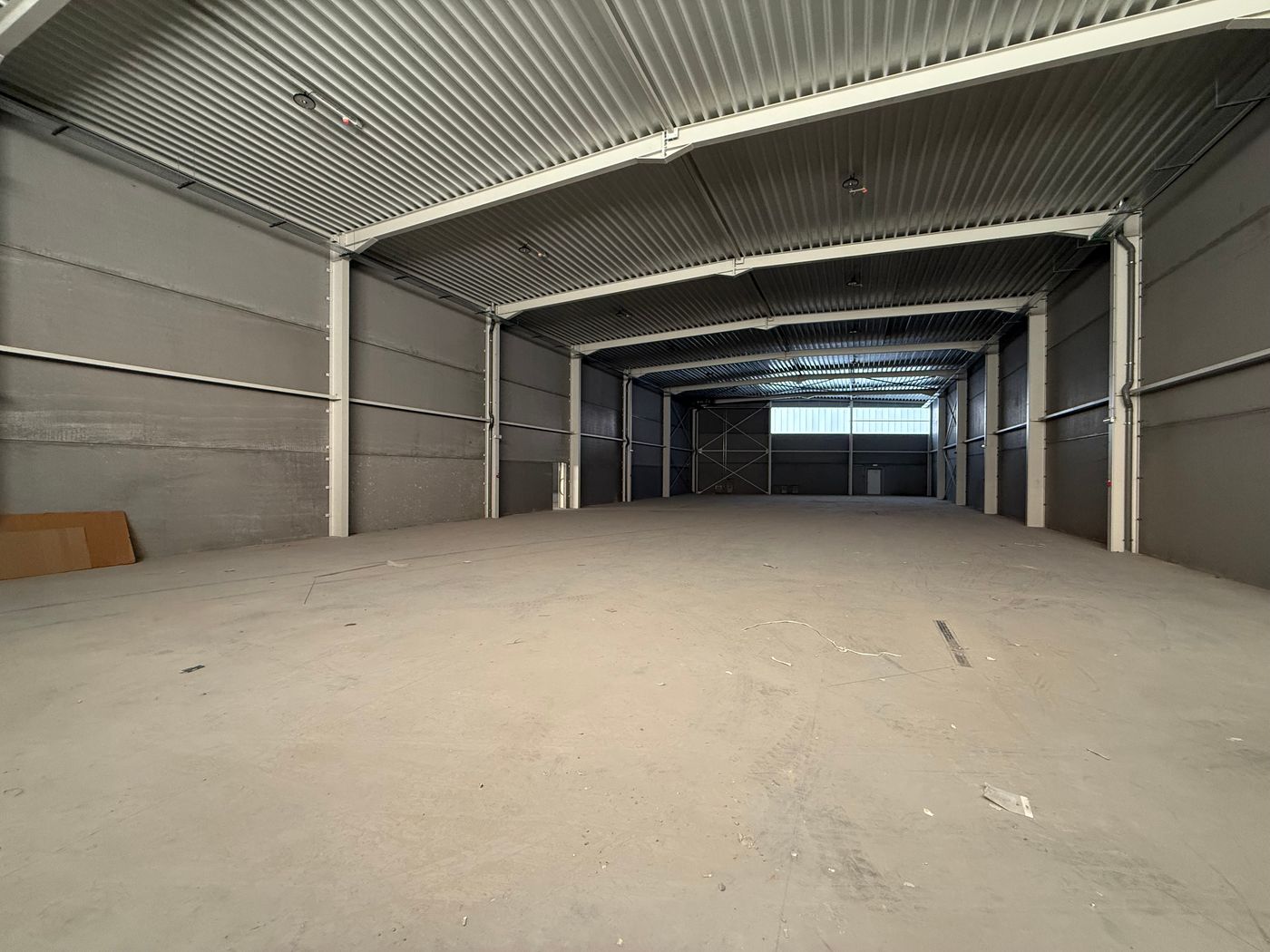 Bedrijfsgebouw van 1.097 m² met magazijn en kantoor vlakbij E17 - foto 4