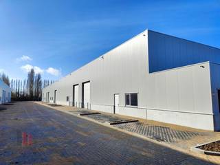 -LAATSTE UNIT-De casco loods van 304 m² maakt deel uit van het KMO park " TINTERSWEGE " en heeft een vrije hoogte van 6 m, de unit is opgebouwd uit...