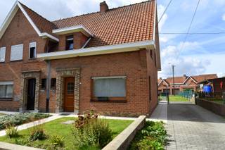 De woning heeft een charmante uitstraling en werd door de jaren heen zeer goed onderhouden.<br />Topligging in het rustige Bellegem, met van hieruit vlotte verbinding tot alle verbindingswegen.<br />Eveneens is Kortrijk-centrum niet ver weg te denken.<br /><br />Indeling als volgt:<br />Inkomhal, apart toilet, doorzonleefruimte (eetplaats &amp; salon) en aanpalende keuken.<br />Polyvalente ruimte (bureau, speelkamer, ...) met vervolgens een aparte wasruimte.<br /><br />Op de eerste verdieping zijn er 3 volwaardige slaapkamers.<br />De badkamer werd uitgerust met een lavabo en een douche.<br /><br />Zowel kelder als zolder zijn aanwezig.<br /><br />West-georiënteerd perceel met rechtstreekse toegang tot de tuin via de rechterkant van de woning.<br />Driedubbele oprit en héél wat gratis parkeermogelijkheid in de straat.<br /><br />Kortom, deze woning is een fantastische aankoop!<br /><br />Onze ref. DEV5210