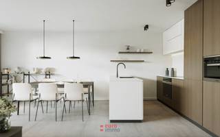 Dit appartement bewijst dat kwalitatief wonen aan de kust niet onbetaalbaar hoeft te zijn.<br /><br />Met een bewoonbare oppervlakte van 64m², twee slaapkamers, een lichtrijke leefruimte en een zonnig terras is dit appartement over een verrassend compleet.<br /><br />Dankzij de compacte maar efficiënte indeling gaat geen enkele vierkante meter verloren. Hierdoor vormt dit appartement een uitstekende keuze voor starters, jonge gezinnen, tweede verblijvers of investeerders die op zoek zijn naar een energiezuinig nieuwbouwappartement met een aantrekkelijk rendementspotentieel.<br /><br />Voeg daar de mogelijkheid tot het aankopen van een parkeerplaats en de mogelijkheid tot aankoop aan 6% BTW aan toe en u begrijpt meteen waarom dit één van de interessantste appartementen van het project is.<br /><br />E-peil maximaal E30.