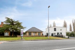Een verrassende open bebouwing met veel ruimte....Via de grote oprit met poort komen we de woning binnen in de hal met apart gastentoilet. De living...