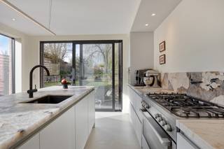 Deze mooi gerenoveerde woning in open bebouwing bevindt zich in Vertrijk, een deelgemeente van Boutersem. De woning biedt heel aangename, heldere en open leefruimtes op het gelijkvloers, 3 kamers op de verdieping en een geïsoleerde, te bestemmen zolderkamer. Achteraan de woning is er een volledig omheinde tuin met een fijn zonneterras.
Omvattende:
Gelijkvloers: inkomhal, zit- en eetkamer, keuken, toiletruimte
Tussenverdieping: wasruimte, badkamer, toiletruimte
Eerste verdieping: nachthal, 3 slaapkamers
Zolderverdieping: ruime zolderkamer
Kelderverdieping: 2 compartimenten
Terras en tuin: gedeelde doorgang, omheinde tuin met zonneterras
Ligging: de woning bevindt zich in Vertrijk, een deelgemeente van Boutersem die een gemakkelijke bereikbaarheid biedt. Bushaltes zijn vlakbij, het station van Vertrijk bevindt zich op 1 km en de aansluiting met de E40 op 1,5 km.
Bekijkt u dit pand via één van onze aanverwante websites, dan verwijzen wij u graag door naar onze eigen website. https://www.itimmo.be/koutemstraat-24-boutersem