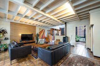 Ontdek deze charmante woning met een prachtige gevel, gelegen op een centrale locatie. Bij binnenkomst word je verwelkomd in een ruime inkomhal...