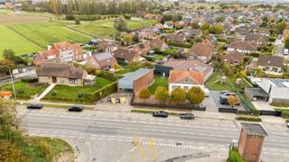 Dit veelzijdige pand is uitstekend gelegen op de drukke verbindingsweg tussen Roeselare en Beitem, wat zorgt voor een uitstekende bereikbaarheid...