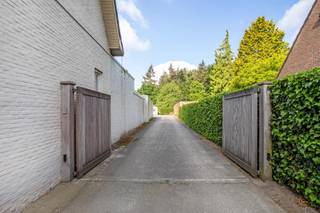 Ligging: gelegen op 250m van de op- en afrit van autostrade E34 (Antwerpen-Eindhoven) en met een vlotte verbinding naar het centrum van Turnhout en omliggende gemeenten.<br /><br />Omschrijving:<br /><br />Deze goed gelegen building bestaat uit een rechtergedeelte met kantoor-/praktijkruimte van ruim 300m² met een inkomhal en ontvangstbalie. Verder is de ruimte opgedeeld in verschillende compartimenten en een grote open ruimte met daarachter nog een ruime bureau. De indeling kan eenvoudig gewijzigd worden. Het magazijn kan bereikt worden langs de achterste bureauruimte en de kitchenette.<br />Het linkergedeelte betreft een ruim magazijn (300m²) met hoge poort.<br /><br />Voor het gebouw is een ruime parking aanwezig dewelke ook bereikbaar is voor grote vrachtwagens.<br /><br />Er is tevens de mogelijkheid om de helft van het gebouw te huren.