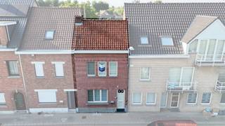 Instapklare woning met grote garage en uitweg in Harelbeke!Bij het betreden van de woning kom je terecht in de gezellige en lichtrijke leefruimte,...