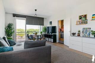<strong>Lichtrijk 3-slaapkamerappartement met panoramisch uitzicht over Antwerpen en de Schelde<br /><br /></strong>Welkom in dit verzorgde en lichtrijke 3-slaapkamerappartement op de 9de verdieping waar ruimte, comfort en een uitstekende ligging samenkomen. Dankzij de grote raampartijen geniet u de hele dag van een uitzonderlijke lichtinval en een panoramisch uitzicht over het Antwerpse Zuid, de Schelde, het Galgenweel en zelfs de Antwerpse kathedraal.<br /><br />De ruime woonkamer sluit aan op een zonnig westgericht terras waar u elke avond kunt genieten van prachtige zonsondergangen. De praktische keuken biedt veel opbergruimte en is recent uitgerust met een nieuwe vaatwasser en een vrijstaande koel-vriescombinatie. Verder beschikt het appartement over drie volwaardige slaapkamers, een verzorgde badkamer, een aparte was-/bergruimte en een afzonderlijk gastentoilet.<br /><br />In 2022 werd het appartement vernieuwd met een onderhoudsvriendelijke LVT-vloer en een praktisch ingerichte berging. Ook het gebouw werd de voorbije jaren grondig aangepakt met onder meer dakisolatie, gevelisolatie en vernieuwde technische schachten.<br /><br />De ligging is een absolute troef: tram en bus stoppen letterlijk voor de deur, het historische centrum van Antwerpen is vlot bereikbaar en via de E17, E34 en de Waaslandtunnel bent u in een mum van tijd onderweg. Winkels, scholen, horeca en tal van recreatiemogelijkheden bevinden zich in de directe omgeving.<br /><br />Het appartement is momenteel verhuurd, maar kan indien gewenst vrij worden opgeleverd bij het verlijden van de akte.<br /><br />Bijzonderheden:<br />- EPC score B<br />- Asbestveilig<br />- Conform elektriciteitsattest<br />- Gemeenschappelijke fietsenstalling<br />- Vaste kosten: € 300,00 incl. water, verwarming & conciërge<br />- Mogelijkheid tot aankoop van een afgesloten garagebox (€ 30.000)