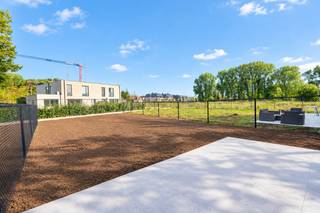 Uitzonderlijk ruime nieuwbouwwoningen (BEN = Bijna Energie Neutraal), gelegen op een rustige locatie aan de Bruggestraat te Zandhoven. Dit kleinschalig project omvat 6 halfopen bebouwingen en 1 open bebouwing, telkens met 3 of 4 volwaardige slaapkamers, ruime tuin en parking. Elke woning beschikt over een inkomhal met ruimte voor vestiaire en afzonderlijk toilet met handenwasser; zitruimte; volledig ingerichte leefkeuken met eetplaats en handige bijkeuken. Directe toegang via het schuifraam tot tuin. Op de verdieping zijn er telkens 3 of 4 volwaardige slaapkamers; apart toilet; bureauruimte; en riante badkamer. Voorts beschikken de woningen over een garage of carport. Hedendaagse architectuur en zeer energiezuinige woning voorzien van alle modern comfort met o.a. vloerverwarming door middel van warmtepomp, zonnepanelen, regenwaterrecuperatie, maximum E-peil 30,... Verkoop onder BTW-stelsel (registratierechten op het grondaandeel). Werken in een eindfase en beschikbaar bij akte. Kijk op www.immopatio.be voor meer informatie of bezoek onze modelwoning!