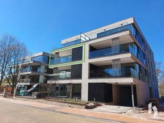 Stijlvol nieuwbouwappartement ( 96 m² ) op de tweede verdieping met 2 slaapkamers en mooi terras ( 17 m² ) in het centrum van Neerpelt! <br />Ondergronds is er een autostaanplaats en berging aanwezig. Dit is een energiezuinig BEN appartement. <br /><br />Het appartement bevindt zich in Residentie Jolly.<br /><br /><strong>BIJZONDERHEDEN:</strong><br />- Volledig geschilderd<br />- Verlichting is voorzien, behalve in zithoek en eethoek<br />- Zonnepanelen <br />- Extra berging op terras <br />- Gemeenschappelijke kosten €80/maand<br />- Beschikbaar vanaf 1/12/2026 <br /><br />
<p>Indeling: Inkomhal, Woonkamer, keuken, toilet, badkamer, wasplaats, 2 slaapkamers, terras met berging</p>
<p><span>Indien u een bezichtiging wenst, gelieve u hieronder kandidaat te stellen.<br /></span><span>Zodra we u hiervoor selecteren, contacteren we u voor een afspraak.</span></p>
<p><span>Door de grote toestroom van huuraanvragen, zijn we niet in de mogelijkheid iedereen persoonlijk te beantwoorden, indien u binnen 10 dagen geen reactie van ons heeft ontvangen, komt u niet in aanmerking voor dit pand.</span></p>