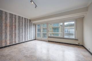 Résidence PALERMO C : dans le centre au 2ième étage sans ascenseur, bel appartement non-meublé avec une chambre à coucher comprenant : un large...