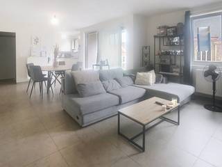 Op de tweede verdieping van residentie Delvaux bevindt zich dit ruime appartement met veel lichtinval, aan het kerkplein in Oostnieuwkerke.Het...