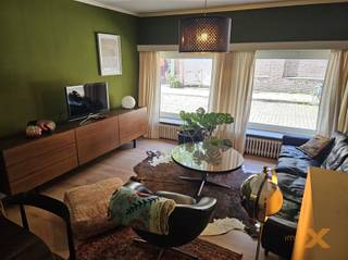 TOF LICHTRIJK 1 SLPK GELIJKVLOERSAPPARTEMENT. Bestaande uit: InkomhaL, lichtrijke woonkamer (24m2), uitgeruste keuken (elektr fornuis,...