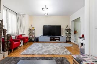 Ruim en volledig gerenoveerd appartement op een uitstekende ligging in Antwerpen. Bij het binnenkomen valt meteen de stijlvolle, lange inkomhal op...