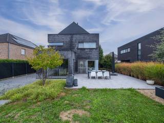 <span><strong>VOLLEDIG INSTAPKLARE MODERNE VRIJSTAANDE WONING MET 3 SLAAPKAMERS OP EEN PERCEEL VAN 6A90CA TE DILSEN-STOKKEM (STOKKEM) <br /><br />TROEVEN<br /></strong>- <span>Gelegen nabij het charmante centrum van Stokkem. <br /></span>- Goede bereikbaarheid naar omliggende steden zoals: Maaseik, Maasmechelen,...<br />- Dichtbij de Nederlandse grens. <br />- <span>Ruime woning met een bewoonbare oppervlakte van maar liefst 175m².<br /></span>- Energielabel A: energiezuinige woning! <br />- 2 badkamers! <br />- Airco. <br />- Vrijstaande garage. <br />- Ruim terras aan de achterzijde van de woning met zicht op de tuin. <strong><br /><br />KELDERVERDIEPING -01 | volledige kruipkelder (+/- 80cm hoogte)</strong><strong><br /><br />GELIJKVLOERS (00) <br /></strong>- Inkomhal (3,15m x 3,55m = 11.18m²): trap naar de eerste verdieping (tredes in eik), wandverlichting, kastenwand in trap, tegelvloer.<br />- Hal (1,25m x 1,00m = 1.25m²): doorgang naar wasplaats, tegelvloer. <br />- Woonkamer (3,30m x 10,00m = 33m²): schuifpui naar tuin/terras, wandmeubel met kasten, lades en indirecte verlichting, airco, tegelvloer. </span><br /><span>- Keuken (5,30m x 3,60m = 19.08 m²): keukenwand met onderkasten, bovenkasten, koelkast, lades, inductiekookplaat, dampkap, werkblad in composiet , vaatwasser, oven, microgolfoven; keukeneiland met onderkasten, spoelbak, werkblad in composiet, lades, ontbijttafel; deur naar tuin & terras, tegelvloer. </span><br /><span>- Toilet (1,70m x 1,10m = 1.87m²): hangtoilet, lavabo, onderkast, tegelvloer.</span><br /><span>- Wasplaats (3,90m x 3,30m = 12.87 m²): inbouwkasten, linnenkoker, aansluiting wasmachine/droogkast, ,kitchenette met spoelbak en onderkasten, luik naar de kruipkelder, deur naar de tuin, tegelvloer. </span><br /><span>- Bureau (3,35m x 4,00m = 13.4 m²): wandmeubel met kast, bureel, onderkasten, verlichting, glazen deur naar de leefruimte, airco, tegelvloer. </span><br /><br /><span><strong>VERDIEPING</strong> <strong>+01 </strong></span><br /><span>- Overloop (1m x 4.75m en 1.45mx1.2m, 3mx2.6m = 14.29 m²): trap naar het gelijkvloers voorzien van glazen balustrade, inbouwkast, wandverlichting, luik naar de zolder, laminaat.<br />- Apart toilet (1,80m x 1,00m = 1.8m²): Hangtoilet, lavabo, tegelvloer.<br />- Slaapkamer 1 (4,00m x 4,70m = 18.8m²): airco, laminaat.<br />- Badkamer 1 (3,10m x 3,45m = 10.69 m²): aansluitend aan slaapkamer 1, wandtegels, inloopdouche, ligbad. Badkamermeubel met dubbele lavabo, lades, linnenkoker naar onderliggende wasplaats, spiegel, tegelvloer.<br />- Slaapkamer 2 (3,50m x 4,00m = 14m²): laminaat. <br />- Slaapkamer 3 (3,30m x 4,00m = 13.2m²): inbouwkasten, airco, laminaat. <br />- Badkamer 2 (2.75m x 1.4m = 3.85m²): Badkamermeubel met lavabo, lades en spiegel. Inloopdouche, toilet, wandbetegeling, tegelvloer.<br />- Dressing (2,00m x 2,70m = 5.4 m²): inbouwkasten, laminaat. <br /><br /><strong>ZOLDERVERDIEPING</strong> <strong>+02: Bergzolder, bereikbaar via luik.</strong><br /></span><br /><span><strong>EXTERIEUR</strong></span><br /><span>- Garage (11,00m x 3,65m = 40.15 m²): automatische sectionale poort, omvormer zonnepanelen, tuinberging, grondwaterpomp, gepolierde betonvloer.<br />- Beklinderde oprijlaan, automatische toegangspoort, omheinde en aangeplant tuin.<br />- Terras: 6.5m x 7.3m en 3.53x2.8m = 57.33m², terrastegels met verlichte rand.<br /><br /><strong>18 ZONNEPANELEN SINDS 2020. </strong><br /><br />Bekijkt u deze advertentie via een aanverwante vastgoedsite, surf dan zeker naar onze website <strong>www.N78vastgoed.be</strong> voor een uitgebreide beschrijving en foto's. <strong>Meer info: +32 (0)89 86 18 88 of info@N78vastgoed.be.</strong></span>