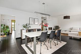 Bent u op zoek naar een ruime en kwaliteitsvolle woning, rustig gelegen maar toch in het hart van Brecht?Dan is deze charmante halfopen bebouwing uit...