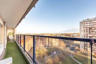 <p>Dit <strong>op te frissen appartement</strong> is gelegen op de <strong>9de verdieping</strong> van een verzorgd appartementsgebouw aan de <strong>Potvlietlaan in Berchem</strong> en geniet van een <strong>prachtig open uitzicht</strong>.</p><p>Een van de grootste troeven is de <strong>zeer grote en lichtrijke leefruimte</strong>, die dankzij de grote raampartijen baadt in natuurlijk licht en rechtstreeks uitgeeft op het <strong>ruime terras</strong>. Vanop deze hoogte geniet men in alle rust van een <strong>vrij en panoramisch uitzicht</strong>.</p><p>Het appartement beschikt over <strong>drie volwaardige slaapkamers</strong>, wat het uitermate geschikt maakt voor gezinnen, thuiswerk of wie extra ruimte wenst. De <strong>keuken</strong> is praktisch ingericht en biedt de mogelijkheid om deze volledig naar eigen smaak te moderniseren.</p><p>Verder omvat het appartement een <strong>badkamer met bad/douche en lavabo</strong>, een <strong>afzonderlijk toilet</strong> en een <strong>inkomhal met ingebouwde kasten</strong>, wat zorgt voor extra opbergruimte.</p><p>Hoewel het appartement <strong>op te frissen</strong> is, beschikt het over <strong>uitstekende basiskenmerken</strong>: een sterke en functionele indeling, <strong>een grote leefruimte</strong>, <strong>drie volwaardige slaapkamers</strong>, een <strong>groot terras</strong>, een <strong>prachtig uitzicht</strong> en een <strong>energiezuinig EPC-label B (167 kWh/m²/jaar)</strong>, waardoor <strong>geen renovatieverplichting</strong> van toepassing is.</p><p>De ligging is <strong>ideaal</strong>, met winkels, openbaar vervoer, scholen en vlotte verbindingen naar het centrum van Antwerpen en belangrijke invalswegen in de onmiddellijke omgeving.</p><p>Plan nu uw bezoek!</p>