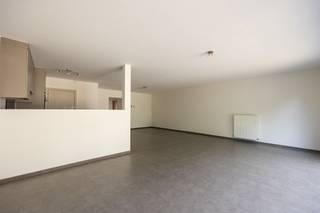 ENKEL TE BEZOEKEN DOOR ONDERSTAANDE LINK IN TE VULLEN:<br />https://mijnhuurprofiel.be/property/890cd373-0f05-4db0-be84-a7d2ba1bf124/login<br /><br />Dit ruime gelijkvloersappartement met twee slaapkamers is uitstekend gelegen in Brecht, op wandelafstand van winkels, scholen, openbaar vervoer en het centrum. Bovendien geniet u van een vlotte verbinding naar de E19.<br /><br />Indeling:<br /><br />U betreedt het appartement via de inkomhal met ingemaakte kasten. Verder beschikt het over twee slaapkamers, een badkamer met ligbad, douche en lavabomeubel, een apart gastentoilet en een ruime, lichtrijke leefruimte met een volledig geïnstalleerde open keuken. Aansluitend bevindt zich een praktische berging met aansluiting voor een wasmachine en droogkast. Buiten geniet u van een aangename privatieve tuin met terras en tuinhuis.<br /><br />Bij het appartement wordt een privatieve, overdekte autostaanplaats mee verhuurd aan €50/maand.<br /><br />Praktische informatie:<br /><br />- Onmiddellijk beschikbaar<br />- Huurprijs: € 1.100/maand<br />- Overdekte autostaanplaats: € 50/maand<br />- Huurwaarborg: 3 maanden huur<br />- Plaatsbeschrijving op gedeelde kosten<br /><br />Voor meer info of een bezoek, neem contact op met Kato via kato@reds.be.