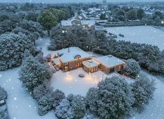 Deze unieke villa is gelegen op een ruime perceel van maar liefst 4.435 m² in het rustige Dessel en biedt de perfecte balans tussen ruimte en rustige omgeving. Met zijn doordachte indeling is deze woning ideaal voor gezinnen die op zoek zijn naar veel ruimte, zowel binnen als buiten.<br /><br />Deze woning combineert ruimte, stijl en privacy!<br /><br />Gelijkvloers: <br />Bij binnenkomst in de woning komt u direct in de inkomhal met een gastentoilet. De inkomhal geeft toegang tot een bureau/kantoorruimte, perfect voor thuiswerken of als ontspanningsruimte. De open leefruimte is een waar middelpunt van de woning, met een gezellige zithoek en een ruime eethoek. Dankzij de grote ramen geniet u hier van veel natuurlijk licht, wat een aangename, luchtige sfeer creëert. De open keuken is volledig uitgerust en biedt alles wat u nodig heeft om heerlijke maaltijden te bereiden. Aangrenzend vindt u een praktische koele berging en een tuinkamer die uitkijkt op de grote tuin.<br /><br />Verder op het gelijkvloers bevindt zich een comfortabele slaapkamer, ideaal voor wie gelijkvloers wil slapen, en een ingerichte badkamer. Een aparte wasplaats biedt extra functionaliteit, en de dubbele inpandige garage biedt plaats aan twee voertuigen en biedt extra bergruimte.<br /><br />Verdieping: <br />Op de bovenverdieping vindt u een grote polyvalente ruimte die kan dienen als speelkamer, hobbyruimte of zelfs een tweede woonkamer. De verdieping biedt verder drie ruime slaapkamers, elk met voldoende ruimte en daglicht. Deze kamers kunnen naar wens ingericht worden, van kinderkamers tot logeerkamers of een aparte dressing.<br /><br />Kelder: <br />De woning is volledig onderkelderd, wat een enorme meerwaarde biedt in termen van opslag en ruimte. Of u nu een wijnkelder, een hobbyruimte of extra bergruimte wenst, de kelder biedt talloze mogelijkheden. Hier is tevens een extra garage voorzien.<br /><br />Tuin en omgeving: <br />De villa is omgeven door een ruime tuin met volop mogelijkheden voor buitenactiviteiten, ontspanning of zelfs het aanleggen van een moestuin. De rustige ligging in Dessel biedt veel privacy, maar toch bent u op korte afstand van alle nodige voorzieningen en belangrijke verbindingswegen.<br /><br />Bijzonderheden<br />-Gunstig EPC<br />-Mooie en rustige omgeving<br />- Op de verdieping zijn er in één van de kamers voorzieningen getroffen voor het inrichten van een 2de badkamer<br />- Zeer gunstige EPC score (B-klasse)