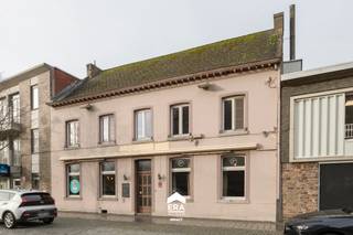 Deze handelswoning is gelegen midden in het centrum van Peer, een toplocatie met een constante passage van voetgangers en fietsers. Dankzij de...