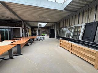 Showroom with storage space for rent in Zottegem. Located along the N42 with a very easy connection to the E40, exit 17 Wetteren. The 385 m²...
