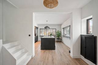 Deze <strong>instapklare en stijlvol gerenoveerde halfopen bebouwing</strong> is gelegen op een vlot bereikbare perceel van 331 m² in Herdersem en combineert hedendaags comfort met een praktische indeling<strong>. De woning werd grondig gerenoveerd in 2023. </strong>Op het gelijkvloers betreedt u de woning via <strong>een ruime en lichtrijke leefruimte uitgerust met keramische parket</strong>, naadloos aansluitend op de recent vernieuwde open keuken, uitgerust met moderne toestellen en een strak design. Achteraan bevindt zich een <strong>handige bergruimte</strong> met toilet en toegang tot de <strong>onderhoudsvriendelijke tuin met terras</strong>, ideaal om in alle rust te genieten.<br />De 1e verdieping omvat<strong> drie slaapkamers en een ingerichte badkamer </strong>met eigentijdse afwerking (douche, toilet, lavabo). Daarnaast beschikt de woning over <strong>een zolder met nieuwe veluxramen,</strong> momenteel ingericht als stockruimte en fitnessruimte, die tal van mogelijkheden biedt voor ev. een extra slaapkamer. Ook <strong>een kelder</strong> is aanwezig, wat extra opslagcomfort garandeert.<br /><strong>Op technisch vlak scoort deze woning bijzonder goed:</strong><br />- Vloerverwarming via warmtepomp + recente CV ketel aardgas. <br />- EPC LABEL B. ELEKTRICITEIT CONFORM.<br />- Dubbele PVC-beglazing + rolluiken + vliegenramen. <br />- Dak vernieuwd en geïsoleerd op 30/05/2022.<br />- Regenwaterput van 10.000 liter. <br />- Zonnepanelen. Dankzij deze ingrepen geniet u van een energiezuinige en toekomstgerichte woning.<br />Bent u op zoek naar een trendy, instapklare woning met moderne technieken en een praktische indeling? Dan is dit pand absoluut een bezoek waard. Contacteer stephanie@immodelestre.be of 0474 33 27 85. <br /> 