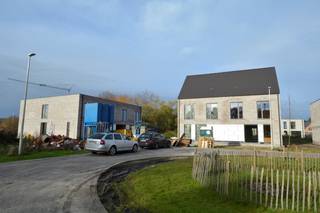 Uitzonderlijk ruime nieuwbouwwoningen (BEN = Bijna Energie Neutraal), gelegen op een rustige locatie aan de Bruggestraat te Zandhoven. Dit kleinschalig project omvat 6 halfopen bebouwingen en 1 open bebouwing, telkens met 3 of 4 volwaardige slaapkamers, ruime tuin en parking. Elke woning beschikt over een inkomhal met ruimte voor vestiaire en afzonderlijk toilet met handenwasser; zitruimte; volledig ingerichte leefkeuken met eetplaats en handige bijkeuken. Directe toegang via het schuifraam tot tuin. Op de verdieping zijn er telkens 3 of 4 volwaardige slaapkamers; apart toilet; bureauruimte; en riante badkamer. Voorts beschikken de woningen over een garage of carport. Hedendaagsearchitectuur en zeer energiezuinige woning voorzien van alle modern comfort met o.a. vloerverwarming door middel van warmtepomp, zonnepanelen, regenwaterrecuperatie, maximum E-peil 20,... Beschikbaar zomer 2026. Verkoop onder BTW-stelsel (registratierechten op het grondaandeel). Werken gestart. KOOP NU EN BETAAL PAS BIJ OPLEVERING / AKTE! Kijk op www.immopatio.be voor meer informatie!