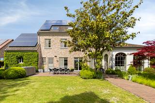 <p>[[ DIT PAND NEEMT DEEL AAN DE ERA OPEN HUIZEN DAG OP 13/6 VAN 13:00 TOT 14:00 ]]</p>

<p><strong>Beringen: instapklare open bebouwing met hoogwaardige afwerking in rustige omgeving</strong></p>

<p>Deze prachtige open bebouwing is rustig gelegen in Beringen, in een groene en aangename woonomgeving waar privacy en rust centraal staan. Tegelijk geniet de woning van een vlotte bereikbaarheid naar winkels, scholen, openbaar vervoer en belangrijke invalswegen, waardoor u comfortabel woont met alle voorzieningen binnen handbereik. Ideaal voor gezinnen of wie op zoek is naar kwalitatief wonen in alle rust.</p>

<p>De woning werd gebouwd in 2006 en combineert ruimte, comfort en kwaliteit op een uitstekende manier. Dankzij de hoogwaardige materialen en verzorgde afwerking is deze eigendom volledig instapklaar. Met haar lichtrijke leefruimtes, praktische indeling en energiezuinig EPC-label B biedt deze woning alles wat u nodig heeft voor hedendaags wooncomfort.</p>

<p> </p>

<p><strong>INDELING:</strong></p>

<p>Gelijkvloers: inkomhal, ruime en lichtrijke woonkamer, aansluitende eetkamer, moderne keuken, bureel, wasplaats, apart toilet en garage met voldoende opbergruimte</p>

<p>Eerste verdieping: nachthal, drie volwaardige slaapkamers, dressing en badkamer met kwalitatieve afwerking</p>

<p>Kelder: praktische kelderruimte, ideaal als extra opslagruimte</p>

<p> </p>

<p><strong>TROEVEN:</strong></p>

<ul><li>Rustige ligging in groene omgeving</li><li>Hoogwaardige materialen en kwalitatieve afwerking</li><li>Energiezuinig met EPC-label B</li><li>Praktische indeling met bureel, garage en kelder</li></ul>

<p>Bent u op zoek naar een kwalitatieve en energiezuinige woning waar comfort en rust samenkomen? Ontdek deze prachtige eigendom in Beringen en plan vandaag nog uw bezoek!</p>

<p><strong>JOUW DROOMWONING. ZO GEVONDEN!</strong></p>