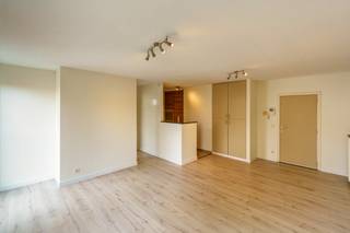 <p>Vragen of interesse? Contacteer Dimitry via dimitry@copandi.be of 0493 37 27 43.</p><p></p><p>Op de derde verdieping van een verzorgd gebouw (2007) met lift ligt dit instapklare éénslaapkamerappartement. De ligging is uitstekend, vlak bij het Willemdok en het MAS. Hier combineer je het bruisende stadsleven met rust en comfort.</p><p><br />De open leefruimte sluit naadloos aan op de keuken, waardoor de beschikbare ruimte optimaal benut wordt. De keuken beschikt over voldoende kastruimte en een extra bergkast die perfect dienst doet als stockage of vestiaire.</p><p></p><p>De slaapkamer biedt plaats voor een dubbel bed en een kledingkast. Aansluitend bevindt zich de badkamer, uitgerust met een wastafel, toilet en douche. Alles is aanwezig om comfortabel te wonen in het hart van Antwerpen.</p><p></p><p>Daarnaast beschikt het appartement over een privatieve kelderberging, ideaal voor extra opslag.</p><p></p><p>✅ Gebouw met lift<br />✅ Instapklaar<br />✅ Toplocatie<br />✅ EPC B-label</p>