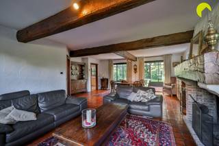<p><span>In een rustige villawijk in Boechout vinden we deze charmante open bebouwing op een zuid georiënteerd perceel.</span></p><p><span>Het mooie perceel van 945 m² geeft volledig uit op groen.</span></p><p><span>De woning werd degelijk gebouwd: Het dak én de muren werden reeds tijdens het bouwproces geïsoleerd. Hierdoor heeft deze villa een EPC C-label.</span></p><p><span> </span></p><p><span>Indeling:</span></p><p><span> </span></p><p><span>We betreden de woning via de charmante inkomhal op de originele landelijke vloer, met gastentoilet.</span></p><p><span>In de hall hebben we toegang tot een aparte bureauruimte.</span></p><p><span> </span></p><p><span>We komen binnen in de verzorgde leefruimte van 41m². Ook hier werden de authentieke elementen bewaard.</span></p><p><span>Er is maximaal contact met de tuin, via de aangebouwde veranda van 17m². Winter en zomer kan er zo genoten worden van de prachtige volwassen tuin.</span></p><p><span> </span></p><p><span>De keuken is apart en werd reeds gerenoveerd. Passend bij de woning, werd gekozen voor zachte kleuren en duurzame materialen (natuursteen vloer, composiet werkblad,...).</span></p><p><span>Volgende toestellen zijn ingebouwd: Siemens combi-oven, ijskast, vaatwasmachine, elektrisch kookvuur.</span></p><p><span>Achter de keuken ligt de handige wasplaats, waar we toegang hebben tot de ruime garage met sectionaalpoort.</span></p><p><span> </span></p><p><span>Op de eerste verdieping zijn er 4 slaapkamers (15,5m², 10m², 13m², 10m²).</span></p><p><span>De grootste slaapkamer heeft een ensuite badkamer met ligbad, dubbele lavabo en toilet.</span></p><p><span>Op de gang is er een gerenoveerde douchekamer én een aparte toiletruimte. </span></p><p><span> </span></p><p><span>Bergruimte is er zeker voldoende: de zeer diepe garage geeft toegang via een luik tot de kelder. Ook is er nog een (berg)zolder aanwezig.</span></p><p><span> </span></p><p><span>Zoekt u een charmante open bebouwing in Boechout? Neem zeker contact op voor een bezoek!</span></p><p><span> </span></p><p><span>EPC: 283 kWh/m²j</span></p><p><span>Oppervlakte volgens EPC</span></p><p><span> </span></p><p><span>Voor een bezoek ter plaatse kan u ons contacteren op het nummer 03 449 42 41 of mail ons via hallo@habicom.be</span></p><p><span>Benieuwd naar de waarde van jouw woning?  Check het gratis op www.watismijnhuiswaard.be</span></p><p><span> </span></p>