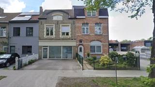 Comfortabele woning te huur in Koolkerke Brugge.  **  + Zeer goede mobiscore  8,9 op 10!  **    **  Omvat een Praktijkruimte, toilet, berging, Woonkamer met ingerichte open keuken, bureauruimte, 3 slaapkamers, badkamer en zolderberging.  **  #leukwonen #brugge  **    **  Beschikbaar  15 september  2026