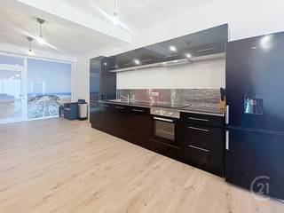 Dit prachtige appartement ligt op een toplocatie aan de Zeedijk van Westende en biedt alles wat u nodig heeft voor comfortabel wonen. De...