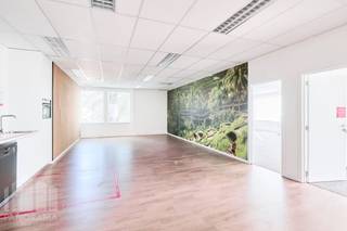 <strong>430 m²</strong> stijlvolle<strong> kantoorruimte </strong>te koop ( en te huur).<br />Uitstekend gelegen vlak bij de <strong>R0 </strong>op- en afrit Groot-Bijgaarden met een vlotte verbinding naar het knooppunt met de<strong> E40</strong>. Tevens vlot bereikbaar met het openbaar vervoer (bus, tram en trein): station Sint-Agatha-Berchem ligt op 200 m. <br /><br />De kantoorruimte is gelegen op de eerste verdieping en omvat vergaderzalen, een meetingsruimte voor one-to-one gesprekken, eetruimte met kitchenette en moderne sanitaire voorzieningen,<br /><br />Het kantoor maakt deel uit van het “<strong>Inter Access Park</strong>” en biedt een professionele, comfortabele werkomgeving. Het gebouw is uitgerust met liften, toegangscontrole en een brandalarm. <br /><br />Er is ruime parkeergelegenheid voorzien, met de mogelijkheid tot aankoop.<br />Daarnaast zijn ook andere oppervlaktes beschikbaar, van<strong> 73 m² tot 2.359 m²</strong>, zowel te koop als te huur.<br /><br />Dankzij de ligging in een levendige buurt geniet u bovendien van een ruim aanbod aan winkels en eetgelegenheden in de directe omgeving, ideaal voor zowel medewerkers als bezoekers.<br /><br />Contacteer <strong>PANORAMA B2B</strong> voor meer informatie, plannen of een vrijblijvend plaatsbezoek via <strong>0477 09 00 09.</strong>