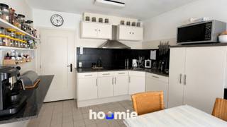 Ruim en energiezuinig triplex met 3 slaapkamers, 12 zonnepanelen, thuisbatterij en EPC B<br /><br />Ben je op zoek naar een ruime woning met veel potentieel én een uitstekende energiescore? Dan is dit triplex in het centrum van Maaseik zeker een bezoek waard.<br /><br />Met drie volwaardige slaapkamers, een lichtrijke leefruimte en een praktische indeling biedt deze woning alle ruimte om er een gezellige thuis van te maken. Bovendien geniet je van moderne energietroeven zoals **12 zonnepanelen**, een **thuisbatterij**, **airconditioning**, een **conforme elektrische installatie** en een gunstig **EPC-label B**. Zo woon je niet alleen comfortabel, maar ook energiezuinig.<br /><br />De woning is onmiddellijk bewoonbaar en biedt de mogelijkheid om ze stap voor stap verder naar eigen smaak op te frissen. Daardoor is ze niet alleen interessant voor eigen bewoning, maar ook als **vastgoedinvestering**. Dankzij de centrale ligging, de ruime indeling en de gunstige energiescore biedt deze woning een aantrekkelijk verhuurpotentieel, met een **geschatte huurwaarde van ongeveer €950 per maand**.<br /><br />### Troeven<br /><br />• 3 volwaardige slaapkamers<br />• EPC-label B<br />• 12 zonnepanelen met thuisbatterij<br />• Conforme elektrische installatie<br />• Airconditioning aanwezig<br />• Ruime en lichtrijke leefruimte<br />• Onmiddellijk bewoonbaar<br />• Mogelijkheid om verder naar eigen smaak op te frissen<br />• Interessant als investering met aantrekkelijk verhuurpotentieel<br />• Bewonerskaart mogelijk (ca. €60/jaar) met parkeermogelijkheden in de directe omgeving<br />• Centrale ligging nabij winkels, scholen, horeca en openbaar vervoer<br /><br />Indeling<br /><br />🏡 Gelijkvloers<br />Private inkomhal<br />Trap naar de woonverdiepingen<br />Toegang tot de praktische provisiekelder<br /><br />🛋️ Eerste verdieping (leefverdieping)<br />Ruime en lichtrijke woonkamer<br />Aansluitende keuken<br />Berging<br />Gastentoilet<br />Balkon bereikbaar via de schuifpui<br /><br />🛏️ Tweede verdieping (nachtverdieping)<br />Nachthal<br />3 volwaardige slaapkamers<br />Badkamer met dubbele wastafel en inloopdouche<br />Apart tweede toilet<br />Extra berging<br /><br />📦 Kelder<br />Praktische provisiekelder<br /><br />Dankzij de duidelijke opsplitsing tussen de leef- en slaapverdieping geniet je van een echte woningindeling. De private inkom, drie volwaardige slaapkamers en de praktische kelder zorgen ervoor dat dit triplex aanvoelt als een huis, met de voordelen van een appartement.<br /><br />Geniet van het comfort van wonen in het centrum, met alle dagelijkse voorzieningen op wandelafstand én parkeermogelijkheden in de nabije omgeving via een bewonerskaart.<br /><br />Interesse? Neem vandaag nog contact op met Hoomie voor meer informatie of plan een bezichtiging.