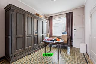 In Poperinge, gelegen net binnen de ring van het stadscentrum bevindt zich deze charmante te renoveren woonst. De totale oppervlakte bedraagt: 184m². <br /><br />Deze woning heeft alreeds overal dubbele beglazing maar dient verder nog opgeknapt te worden naar eigen smaak en volgens de huidige energienormen. <br /><br />Indeling: <br /><br />Gelijkvloerse verdieping: Inkomhal - woonkamer - keuken - wasplaats - badkamer - berging - tuin. <br /><br />1e verdiep: Nachthal - 1 slaapkamers => mogelijkheid om meedere slaapkamers te vormen<br /><br />2de verdiep: Zolder. <br /><br />Technische kenmerken:<br /><br />- Overal dubbele beglazing<br /><br />- Kachel dmv gas<br /><br />- EPC: F => renovatieplicht <br /><br />