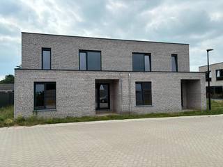 Nieuwbouwwoning HOB met 4 tot 5  slaapkamers ! <br /><br />Indeling : inkomhal , apart toilet ,  bureau of slaapkamer , keuken , ruime berging , woonkamer .<br />Verdiep : 4 slaapkamers waarvan 1 met dressing  , badkamer  . <br /><br />Oprit voorzien naast de woning . <br /><br />Woning voorzien van vloerverwarming met warmtepomp , ventilatiesysteem , zonnepanelen , regenwaterrecuperatie . <br /><br />Plannen en lastenboek te downloaden op onze website . <br /><br /> 