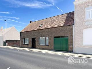 <p><span>Halfopen woning/ projectgrond te Langemark</span></p><p><span>Op een mooi perceel van ca. </span><span>1.300m²</span><span> bevindt zich deze </span><span>halfopen woning</span><span> met een ruime tuin en tal van mogelijkheden voor wie op zoek is naar een eigendom met toekomst.</span></p><p><span>De woning beschikt over een </span><span>inkomhal, leefruimte, keuken, badkamer, kelder, voutekamer, drie slaapkamers, garage, koterijen en zolder.</span><span> </span></p><p><span>Deze woning vormt de ideale basis voor een grondige renovatie naar hedendaags wooncomfort. Dankzij de ruime perceelsoppervlakte, de aantrekkelijke tuin van ca. </span><span>900m²</span><span> en de beschikbare bouwzone biedt deze eigendom bovendien interessante perspectieven voor wie op zoek is naar een</span><span> project </span><span>met ontwikkelingspotentieel.</span></p><p><span>Een unieke opportuniteit voor particulieren die hun droomwoning willen realiseren of voor </span><span>investeerders en ontwikkelaars</span><span> die de mogelijkheden van deze locatie verder willen verkennen.</span></p><p><span> </span></p><p><span>Troeven</span></p><p><span>✔ Perceel van ca. 1.300m²<br />✔ Halfopen bebouwing<br />✔ Ruime tuin van ca. 900m²<br />✔ 3 slaapkamers<br />✔ Tal van renovatiemogelijkheden<br />✔ Interessant ontwikkelingspotentieel<br />✔ Rustige ligging met vlotte bereikbaarheid</span></p>